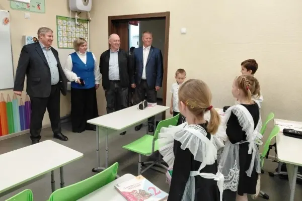 Изображение к материалу: Геннадий Сергеенко вместе с председателем правительства региона посетил школы Кожевниковского района
