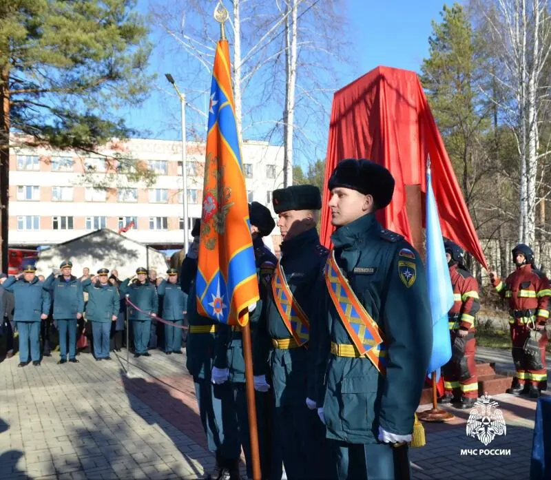 Изображение к материалу: В Свердловской области МЧС России открыли памятник пожарным