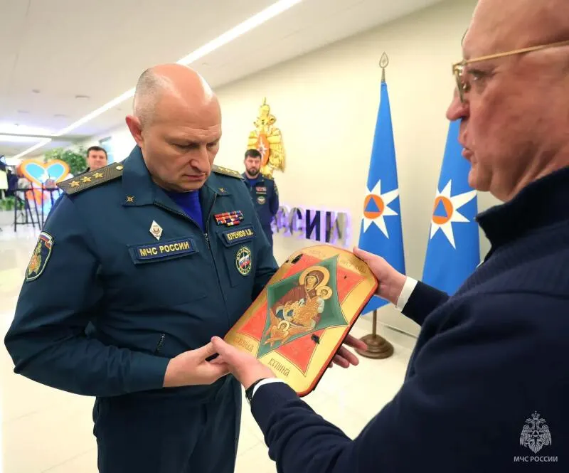 Изображение к материалу: В МЧС России открылась выставка «Броня веры»