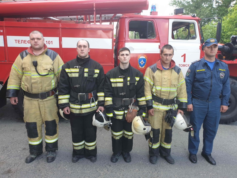 Четверо пожарных помогли подняться на ноги упавшей томичке весом в 200 кг