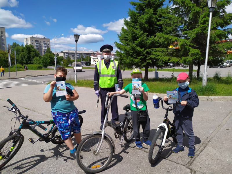 В Томской области полицейские совместно с общественниками провели акцию «Памятка велосипедистам»