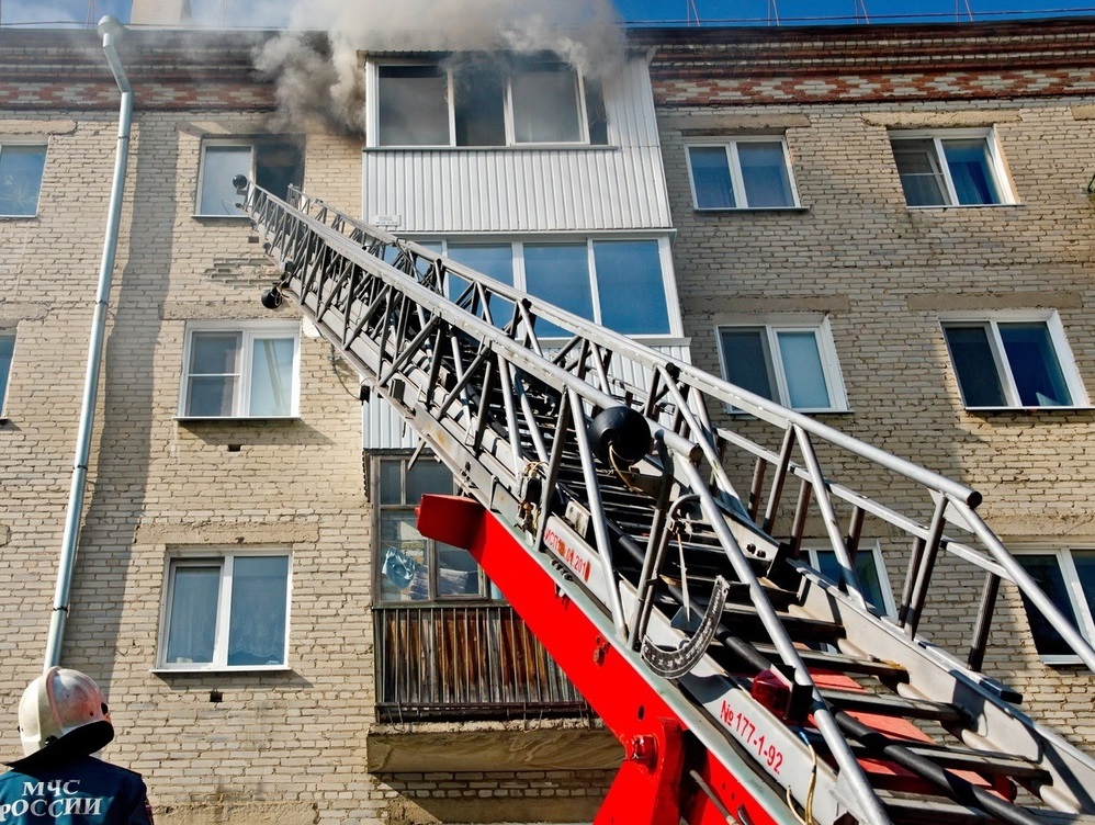 Пожарные спасли мужчину из горящей квартиры на Нахимова в Томске