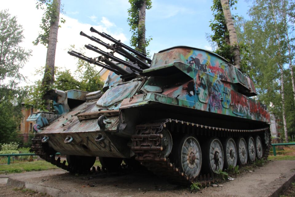 Активисты покрасили танк во дворе томской многоэтажки