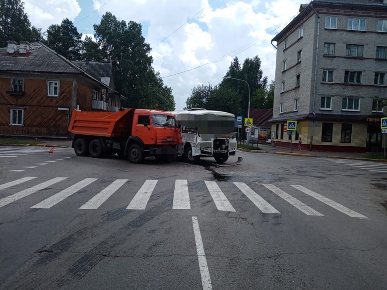 КамАЗ врезался в автобус с пассажирами в Северске