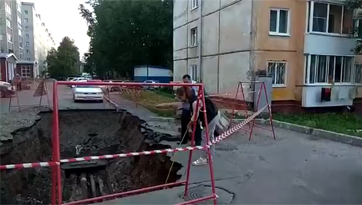 СК: ребенок получил травму, упав в 2,5-метровую яму во дворе в Томске