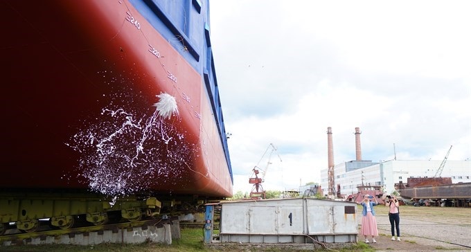 Морскую баржу, построенную на Самусьском судостроительном заводе, спустили на воду
